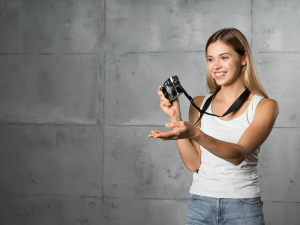 Νεαρή Όμορφη Γυναίκα Κρατώντας Φωτογραφία Κάμερα Στέκεται Φόντο Γκρίζο Τοίχο — Φωτογραφία Αρχείου