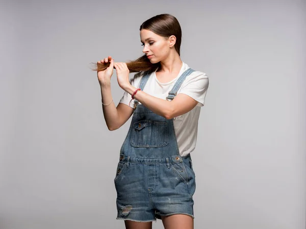 Jonge Brunette Vrouw Die Lacht Haar Gezond Lang Haar Houden — Stockfoto