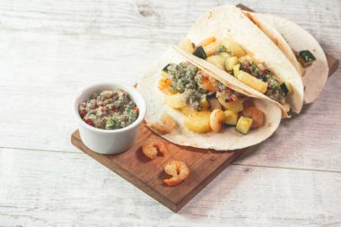 sebze ve ahşap masa, Meksika tabak kase beyaz masada soslu karides lezzetli Tacos yakın çekim fotoğraf
