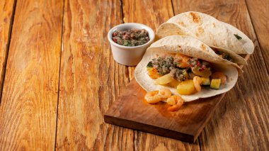 sebze ve ahşap masa, Meksika yemeği beyaz kase soslu karides lezzetli Tacos yakın çekim fotoğraf