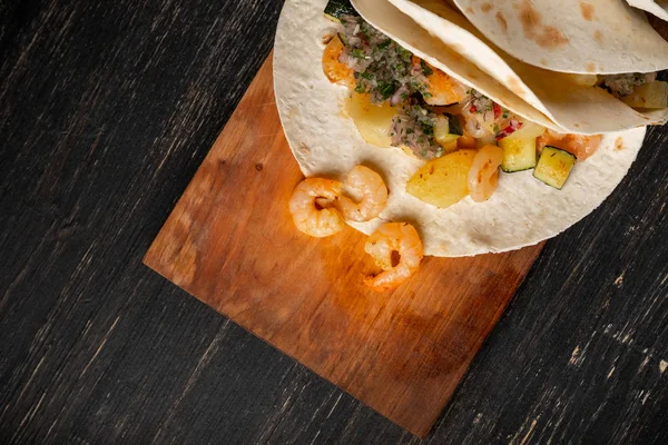 黒いテーブルの上の木の板にタコスのおいしいメキシコ料理のクローズ アップ写真 — ストック写真