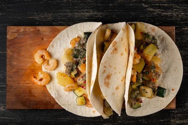 Nahaufnahme Von Leckeren Mexikanischen Tacos Auf Holzbrett Auf Schwarzem Tisch — Stockfoto