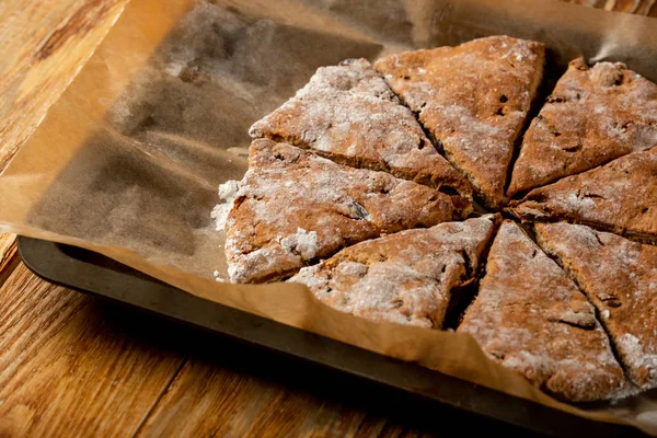 Close Foto Van Zoete Lekkere Zelfgemaakte Taart Keuken Aanbod Perkamentpapier — Stockfoto