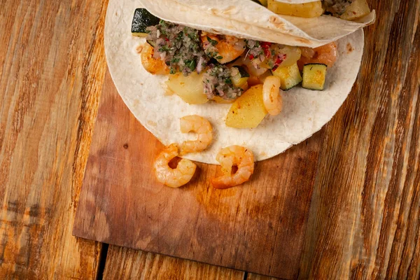 Photo Gros Plan Tacos Savoureux Aux Légumes Crevettes Sur Planche — Photo