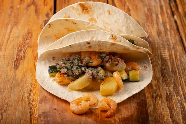 Photo Gros Plan Tacos Savoureux Aux Légumes Crevettes Sur Planche — Photo
