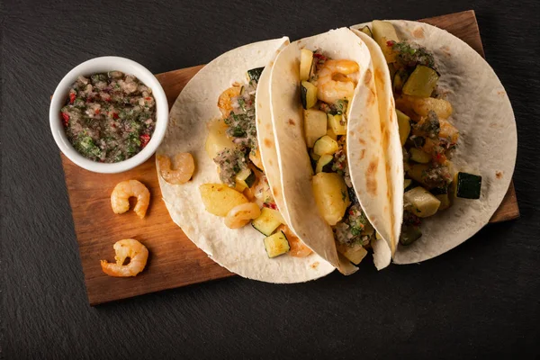 Photo Gros Plan Tacos Savoureux Avec Des Légumes Des Crevettes — Photo