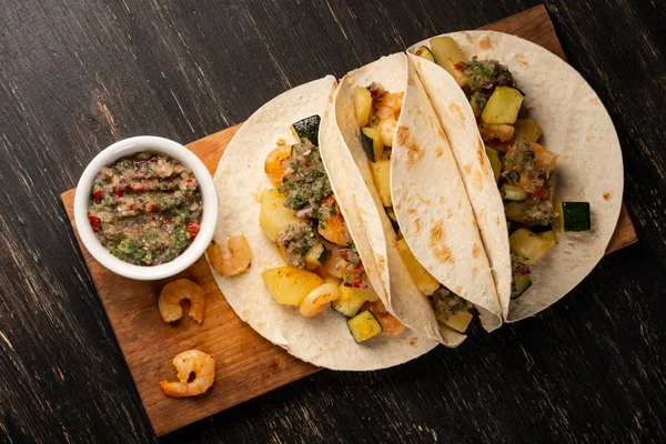 Close Foto Van Lekkere Taco Met Groenten Garnalen Een Houten — Stockfoto