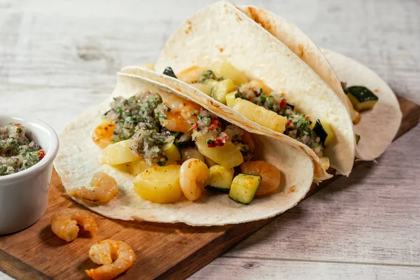 Photo Gros Plan Tacos Savoureux Avec Des Légumes Des Crevettes — Photo