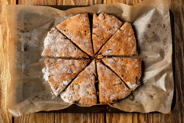 Close Foto Van Zoete Lekkere Zelfgemaakte Taart Keuken Aanbod Perkamentpapier — Stockfoto