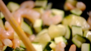 Deniz ürünleri taco karışımları sebze ve karides kavurma tavada pişirme