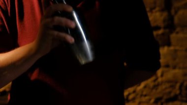 Kokteyl shaker, ağır çekim karıştırma barmen eller