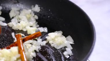 Kavurma soğan ve tarçın tavada, kapat