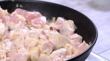 Çiğ et soğan ve tarçın tavada pişirme