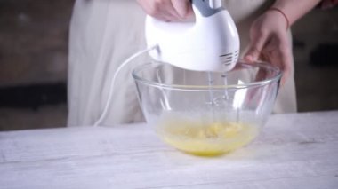 Adam ellerini pasta için hazırlayın