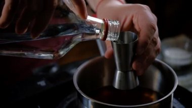 Erkek Devol, kokteyl hazırlama içine dökme alkollü içki eller