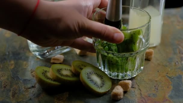 Barman Mano Golpeando Kiwi Vidrio Haciendo Cóctel — Vídeo de stock