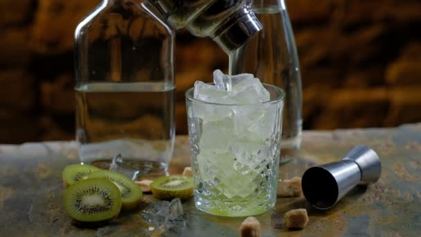 Barman Hand Hälla Alkohol Glas Att Göra Cocktail — Stockvideo
