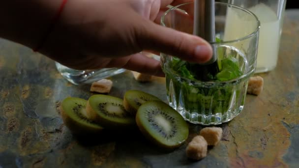 Barman Mano Martellante Kiwi Vetro Facendo Cocktail — Video Stock