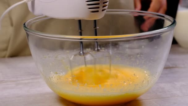 Яйца Сахар Мука Разбиваются Стеклянную Миску Процесс Приготовления — стоковое видео
