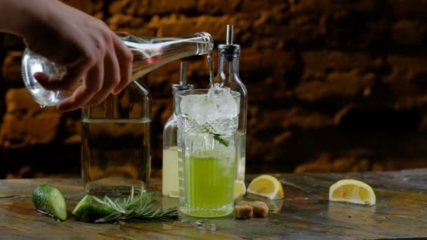 Voorbereiding Van Groene Alcoholische Cocktail Slow Motion Shot — Stockvideo