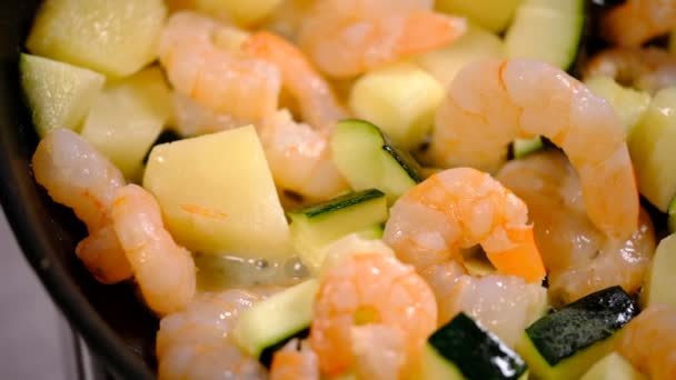 烹调海鲜卷饼混合蔬菜和虾在平底锅烘烤 — 图库视频影像