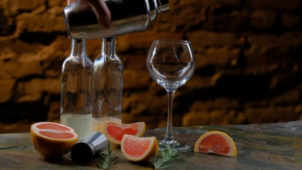 Mannen Hand Hälla Alkohol Från Shaker Glas — Stockvideo