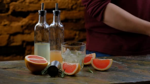 Barman Mano Añadiendo Hielo Vaso Haciendo Bebida — Vídeos de Stock