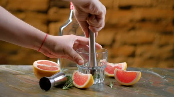 Barman Hand Stampende Rozemarijn Glas Cocktail Maken — Stockvideo