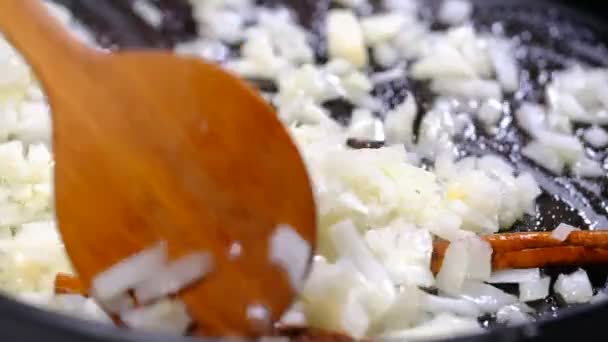 Обсмажування Цибулі Кориці Сковороді Крупним Планом — стокове відео