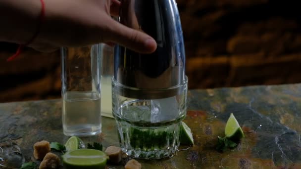 Bartender Händer Blanda Cocktail Shaker Slowmotion — Stockvideo