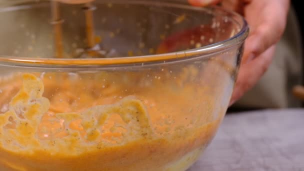 Deeg Meel Glazen Kom Koken Proces Met Koken Handen — Stockvideo