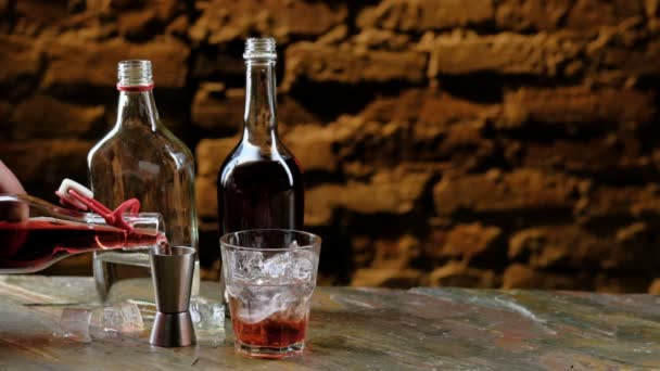 Barman Versa Del Liquore Rosso Nello Jagger Preparazione Cocktail — Video Stock