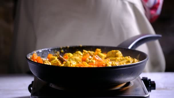 Cozinhe Preparando Carne Com Legumes Frigideira — Vídeo de Stock