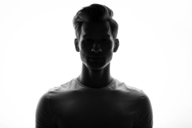 tek renkli beyaz arka plan üzerinde poz genç yakışıklı adam portresi