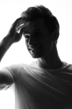 düşünceli delikanlı alnına dokunmak beyaz arka plan üzerinde duran