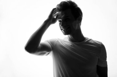 düşünceli delikanlı alnına dokunmak beyaz arka plan üzerinde duran