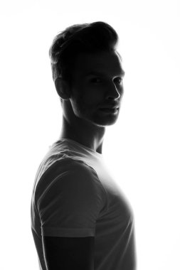 Genç adam beyaz arka plan üzerinde poz silüeti