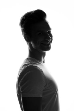 Genç adam beyaz arka plan üzerinde poz silüeti