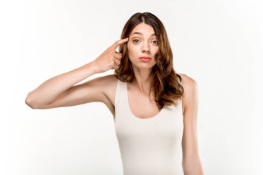 Onu Tapınağı ayakta beyaz arka plan üzerinde dokunmadan yüz ifadesi olan kadın