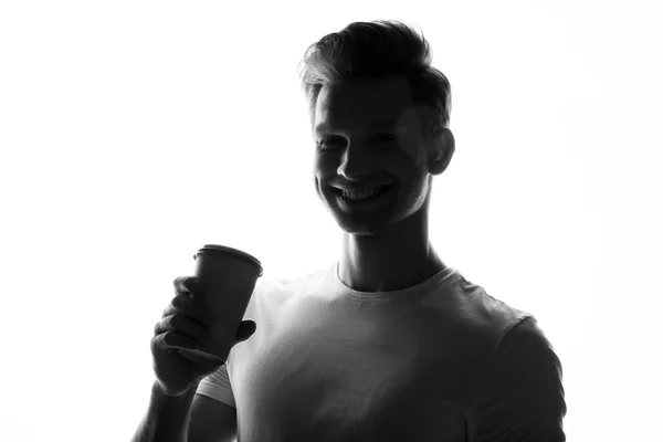 Sylwetka Młodego Mężczyzny Trzymającego Stojący Kubek Kawy Białym Tle — Zdjęcie stockowe