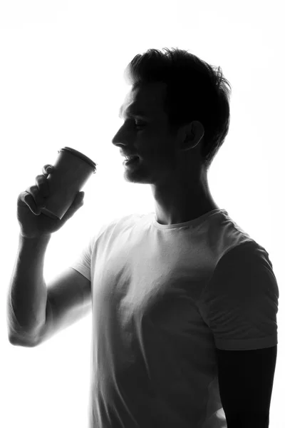 Silueta Hombre Joven Sosteniendo Taza Café Pie Aislado Sobre Fondo — Foto de Stock