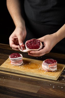 Pişirme çanağı fileto mignon pastırma şeritler halinde için sığır eti biftek mermer et. Ahşap arka plan. Yukarıdaki üzerinden düz lay.