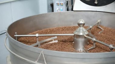 Aromatik kahve çekirdekleri içinde profesyonel makine kavrulmuş