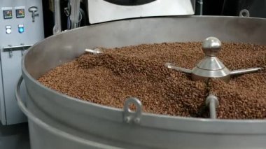 Aromatik kahve çekirdekleri içinde profesyonel makine kavrulmuş