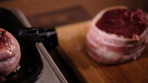 Ambachtelijke Geselecteerd Rundvlees Biefstuk Marmeren Vlees Filet Mignon Spek Gebakken — Stockvideo