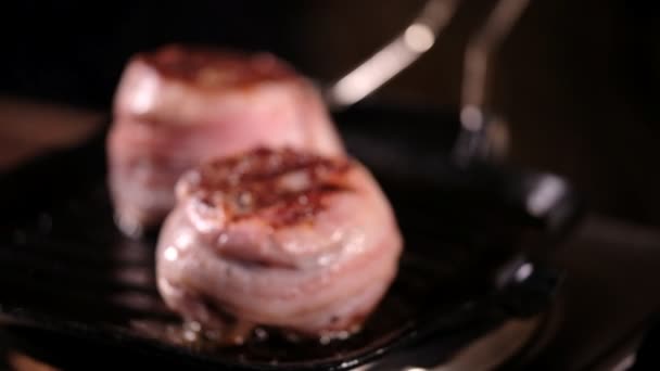 Kézműves Kiválasztott Marha Steak Márvány Hús Zörgős Bacon Ben Sütve — Stock videók