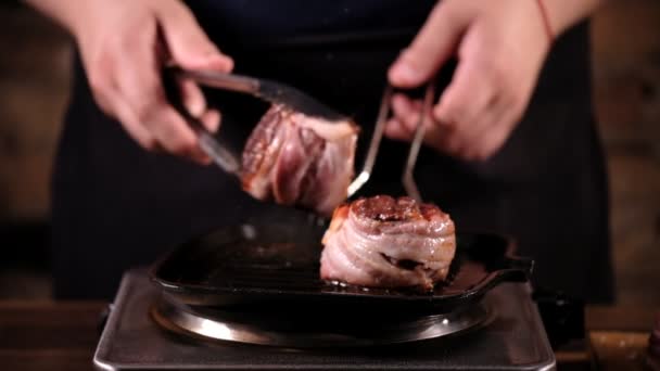 Kocken Stekning Craft Valt Nöt Biff Marmor Kött Filé Mignon — Stockvideo