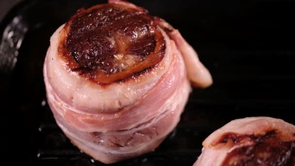 Ambachtelijke Geselecteerd Rundvlees Biefstuk Marmeren Vlees Filet Mignon Spek Gebakken — Stockvideo