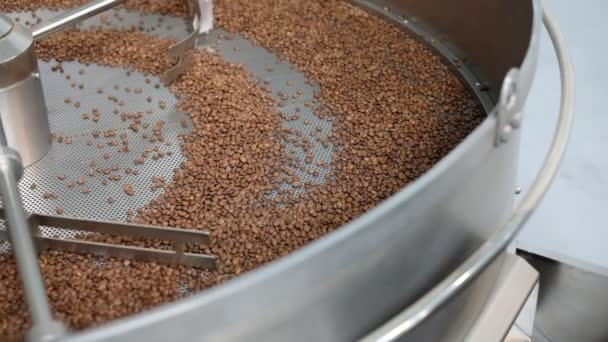 Les Grains Café Aromatiques Étant Torréfiés Dans Machine Professionnelle — Video