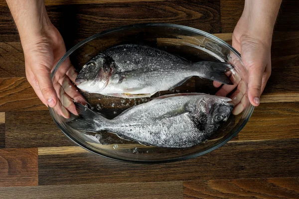 Cuoco Cucina Pesce Mare Con Condimento Tavola Legno — Foto Stock